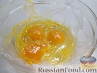 Фото приготовления рецепта: Салат с луком и яйцом пашот - шаг №3