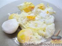 Фото приготовления рецепта: Салат с луком и яйцом пашот - шаг №4