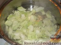 Фото приготовления рецепта: Куриный суп с шампиньонами и капустой - шаг №8