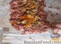 Фото приготовления рецепта: Мясной рулет с грибами - шаг №6