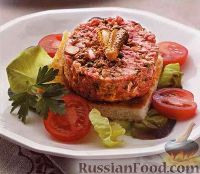 Фото к рецепту: Бифштекс по-татарски (тар-тар) с корнишонами и каперсами