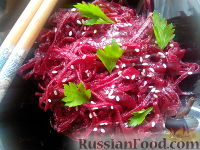 Фото приготовления рецепта: Салат из свеклы по-корейски - шаг №9