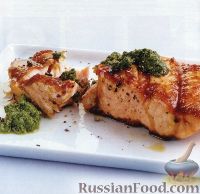 Фото к рецепту: Жареный на  гриле лосось с соусом песто