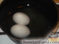 Фото приготовления рецепта: Салат из кальмаров с солеными огурцами и яйцом - шаг №2