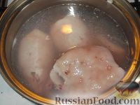 Фото приготовления рецепта: Салат из кальмаров с солеными огурцами и яйцом - шаг №4