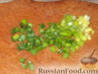 Фото приготовления рецепта: Салат из кальмаров с солеными огурцами и яйцом - шаг №9