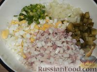 Фото приготовления рецепта: Салат из кальмаров с солеными огурцами и яйцом - шаг №10