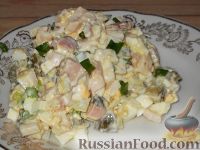 Фото приготовления рецепта: Салат из кальмаров с солеными огурцами и яйцом - шаг №12