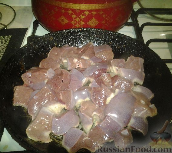 Мягкая свиная печень в сметане с луком на сковороде