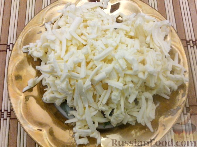 Еврейский салат с плавленым сыром, яйцом и чесноком