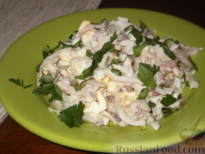 Салат «Морское чудо» с кальмарами и креветками - рецепт с фото пошагово
