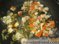 Фото приготовления рецепта: Салат с крабовыми палочками, брокколи и яйцами - шаг №13