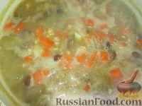 Фото приготовления рецепта: Гороховый суп с копченостями, грибами и маринованными овощами - шаг №3