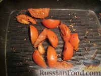 Фото приготовления рецепта: Картошка, тушенная с тефтелями в томатном соусе - шаг №12