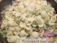 Фото приготовления рецепта: Паста с цветной капустой и беконом - шаг №6
