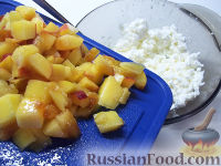Фото приготовления рецепта: Запеченные яблоки с творогом и персиками - шаг №3