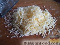 Фото приготовления рецепта: Салат из редьки с сыром и чесноком - шаг №3