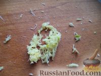 Фото приготовления рецепта: Салат из редьки с сыром и чесноком - шаг №4