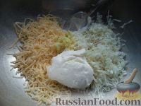 Фото приготовления рецепта: Салат из редьки с сыром и чесноком - шаг №6