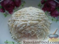 Фото приготовления рецепта: Салат из редьки с сыром и чесноком - шаг №8