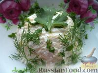 Фото приготовления рецепта: Салат из редьки с сыром и чесноком - шаг №9