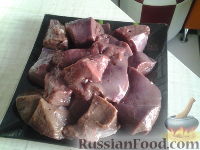 Фото приготовления рецепта: Печень свиная, тушенная в сметане - шаг №2