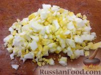 Фото приготовления рецепта: Салат из плавленого сыра с яйцом и чесноком - шаг №4