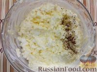 Фото приготовления рецепта: Салат из плавленого сыра с яйцом и чесноком - шаг №7