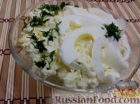 Фото приготовления рецепта: Салат из плавленого сыра с яйцом и чесноком - шаг №10