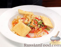 Фото к рецепту: Рагу с грибами в азиатском стиле, с тофу и рисовой лапшой