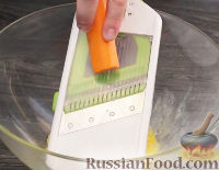 Фото приготовления рецепта: Латкес - овощные оладьи (драники) - шаг №4