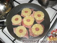 Фото приготовления рецепта: Свиные отбивные, запеченные под ананасами и сыром - шаг №4