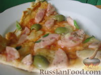 Фото к рецепту: Пицца с ветчиной, оливками и моцареллой