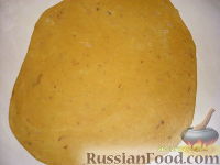 Фото приготовления рецепта: Луковое печенье к пиву - шаг №6