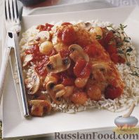 Фото к рецепту: Куриное филе, тушенное с грибами в томатном соусе