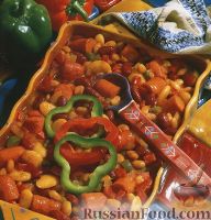 Фото к рецепту: Печеные овощи с колбасками и фасолью