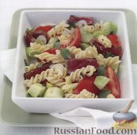 Фото к рецепту: Салат из макарон с мясом и овощами