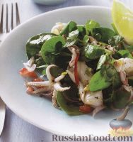 Фото к рецепту: Салат из морепродуктов и зелени