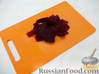 Фото приготовления рецепта: Свекольный салат с сыром адыгейским - шаг №4