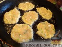 Фото приготовления рецепта: Куриные котлетки с сыром и укропом - шаг №8