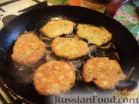 Фото приготовления рецепта: Куриные котлетки с сыром и укропом - шаг №9