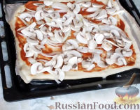 Фото приготовления рецепта: Пицца с грибами и морепродуктами - шаг №14