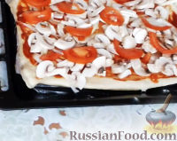 Фото приготовления рецепта: Пицца с грибами и морепродуктами - шаг №15
