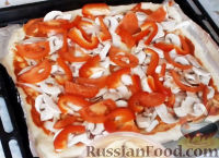 Фото приготовления рецепта: Пицца с грибами и морепродуктами - шаг №16