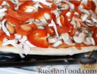 Фото приготовления рецепта: Пицца с грибами и морепродуктами - шаг №17