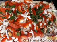 Фото приготовления рецепта: Пицца с грибами и морепродуктами - шаг №18