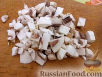 Фото приготовления рецепта: Куриный салат с грецкими орехами и грибами - шаг №4