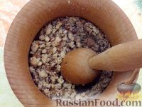 Фото приготовления рецепта: Куриный салат с грецкими орехами и грибами - шаг №6