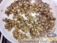 Фото приготовления рецепта: Куриный салат с грецкими орехами и грибами - шаг №5