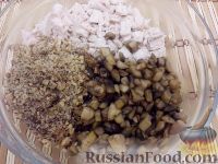 Фото приготовления рецепта: Куриный салат с грецкими орехами и грибами - шаг №7